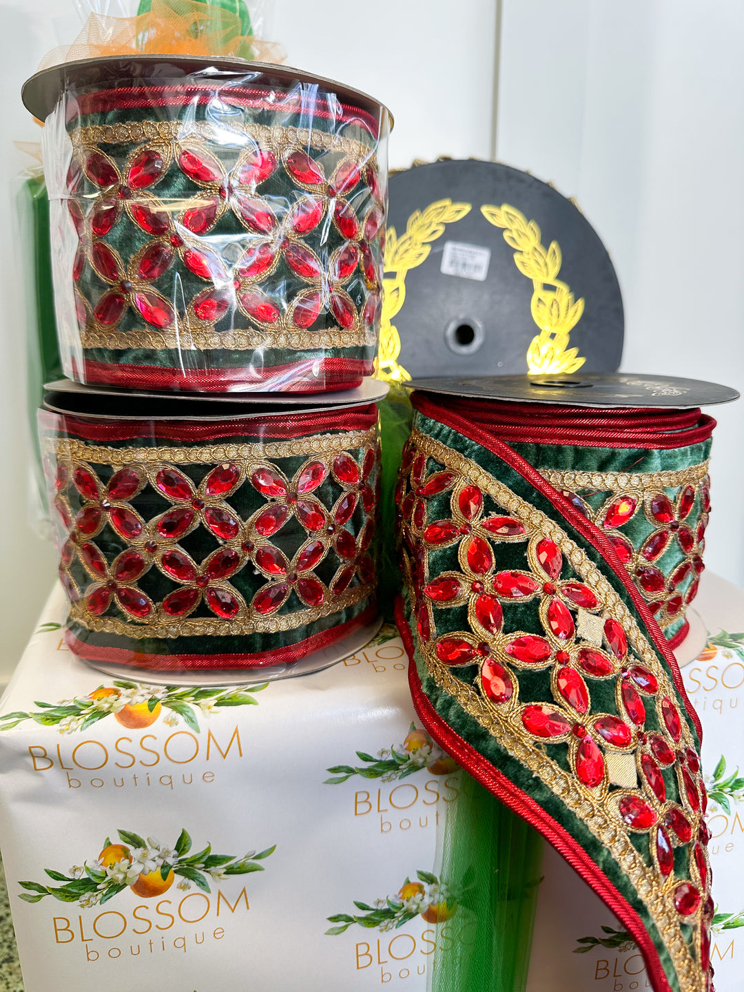 Green Velvet Red Floret Center Metallic Dupion Trim Red - 4x5yd